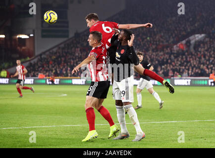 Sheffield United's Chris Basham (centre) batailles avec Phil Jagielka (à gauche) et Aaron Manchester United, Wan-Bissaka au cours de la Premier League match à Bramall Lane, Sheffield. Banque D'Images