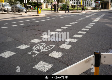 Une voie cyclable balisé au croisement à Finsbury Square crossing Chiswell Street et de la City Road route passagère junction à Londres en Angleterre. Banque D'Images