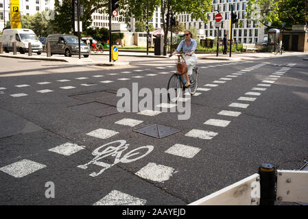 Une voie cyclable balisé au croisement à Finsbury Square crossing Chiswell Street et de la City Road route passagère junction à Londres en Angleterre. Banque D'Images