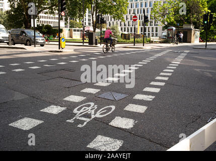 Une voie cyclable balisé au croisement à Finsbury Square crossing Chiswell Street et de la City Road route passagère junction à Londres en Angleterre. Banque D'Images