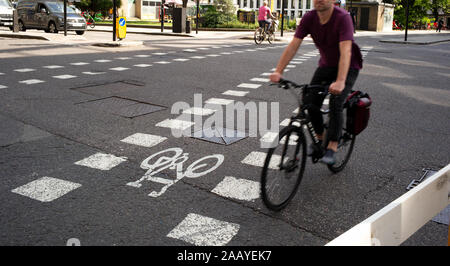 Une voie cyclable balisé au croisement à Finsbury Square crossing Chiswell Street et de la City Road route passagère junction à Londres en Angleterre. Banque D'Images