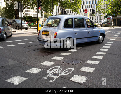 Une voie cyclable balisé au croisement à Finsbury Square crossing Chiswell Street et de la City Road route passagère junction à Londres en Angleterre. Banque D'Images