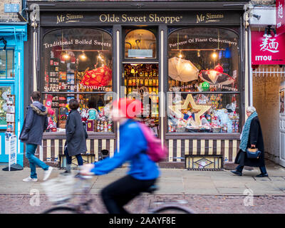 Boutiques - UN cycist Cambridge rides passé le style vintage Mr Simms Olde Sweet Shoppe sur Kings Parade dans le centre de Cambridge Banque D'Images