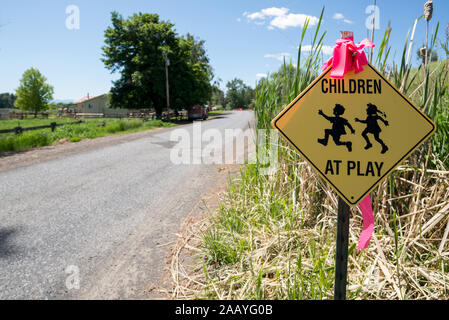 Enfants au jeu panneaux indicateurs de passage à niveau, Grant County, Oregon. Banque D'Images