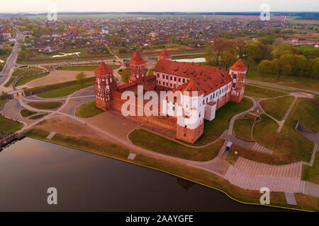 Vue sur le château de Mir sur un soir d'avril (prise de vue d'un quadrocopter). Mir, Bélarus Banque D'Images