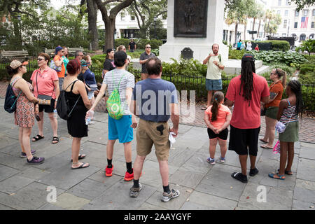 Les touristes en visite à pied de la place johnston première des carrés dans downtown historic district savannah georgia usa Banque D'Images