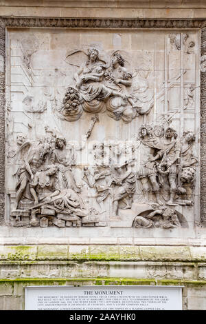 Sculpture sur un côté du monument au grand incendie de Londres, une colonne dorique à Londres, Angleterre Banque D'Images