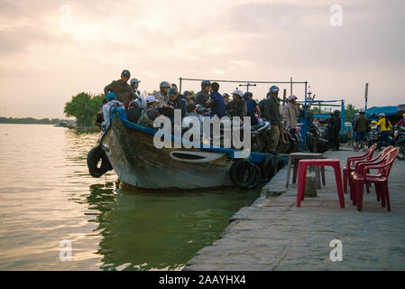 HOI AN, VIETNAM - janvier 02, 2016 : Old river ferry avec les passagers avant le départ sur la rivière Thu Bon Banque D'Images