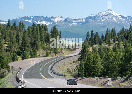 Les voitures sur l'autoroute 20 dans la région de Grant County, Oregon. Banque D'Images