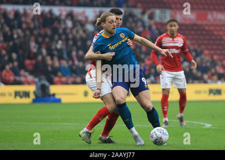 Middlesbrough, Royaume-Uni. 24 novembre 2019. Daniel Ayalaomb batailles avec Tom Eaves de Hull City lors de la Sky Bet match de championnat entre Middlesbrough et Hull City au stade Riverside, Middlesbrough le dimanche 24 novembre 2019. Banque D'Images