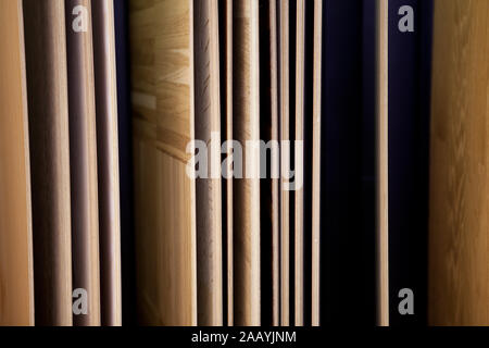 Des échantillons de couleur différente palette de parquet. le concept de réparation et de construction de décoration Banque D'Images