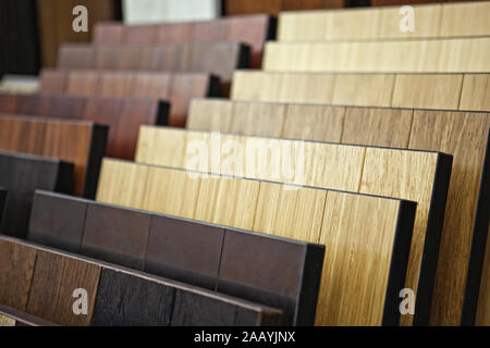 Des échantillons de couleur différente palette de parquet. le concept de réparation et de construction de décoration Banque D'Images