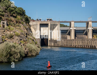 Structure robuste du Carrapatelo barrage sur le fleuve Douro au Portugal avec des portes de l'écluse sur la gauche Banque D'Images