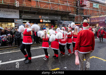 Glasgow, Ecosse, Royaume-Uni. 24 novembre, 2019. Le style de Noël annuel Mile des défilés du Carnaval dans les rues de la ville à partir de la rue Argyle de George Square. Artistes festif, musiciens et danseurs en costumes de divertir la foule. Credit : Skully/Alamy Live News Banque D'Images