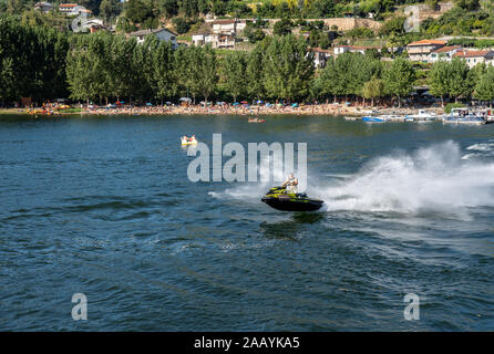 Praia, Bitetos fluviale Portugal - 17 août 2019 : motomarines Sea Doo-cavalier dans la rivière par l'Bitetos beach dans la vallée du Douro Banque D'Images