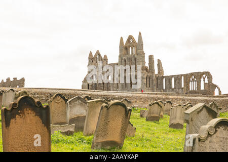 Whitby, Angleterre 02.05.2019 - l'abbaye de Whitby est en ruines dans le North Yorkshire par une journée ensoleillée avec un ciel bleu et des nuages moelleux Banque D'Images