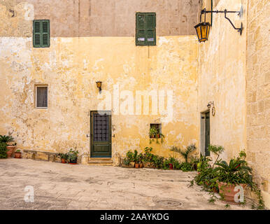 Belles fenêtres et portes dans la rue de l'ancienne ville de Mdina, Malte Banque D'Images