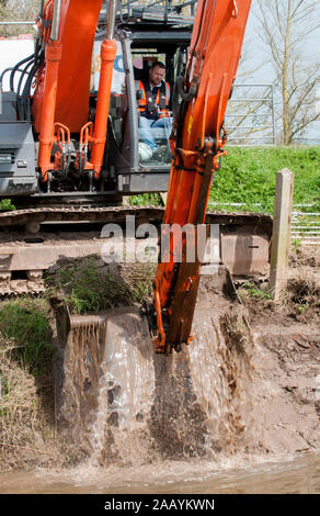 Le dragage commence sur la rivière locale afin de prévenir d'autres inondations à Moreland dans le Somerset. Bryony résidents Sadler et ses trois ans Elsa espèrent que le dragage de la rivière l'avenir permettra d'éviter les inondations. Mars 2014 Banque D'Images