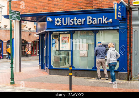 Les gens retirent de l'argent à un guichet automatique bancaire Ulster à Killarney, dans le comté de Kerry, Irlande. Banque D'Images