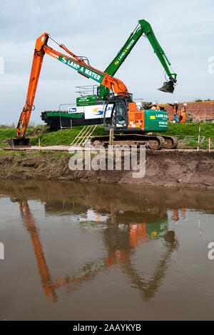 Le dragage commence sur la rivière locale afin de prévenir d'autres inondations à Moreland dans le Somerset. Bryony résidents Sadler et ses trois ans Elsa espèrent que le dragage de la rivière l'avenir permettra d'éviter les inondations. Mars 2014 Banque D'Images