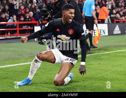 Manchester United, Marcus Rashford célèbre marquant son troisième but du côté du jeu au cours de la Premier League match à Bramall Lane, Sheffield. Banque D'Images