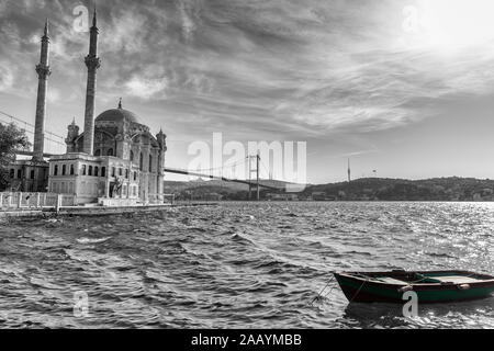 Mosquée Ortakoy, le pont du Bosphore et un bateau par la jetée, image en noir et blanc, Istanbul Banque D'Images