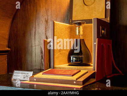 Whitehouse, Portugal - 16 août 2019 : Affichage de très vieux tawny port wine à partir de 1867 à l'Carvalhas winery dans la vallée du Douro Banque D'Images