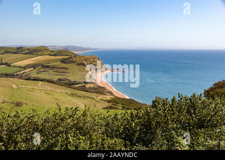 Vue d'une grande portée sur la manche de la mer haut de Golden Cap Ouest dans le Dorset, en Angleterre, avec vue sur l'arrière-plan des falaises de grès Bridport Banque D'Images