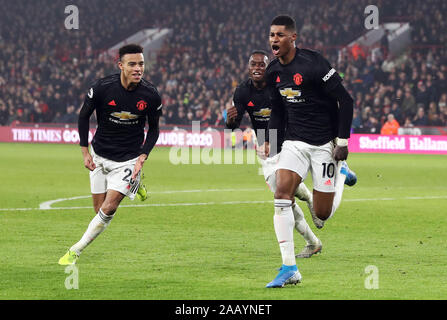 Marcus Rashford Manchester United (à droite) célèbre marquant son troisième but du côté du jeu au cours de la Premier League match à Bramall Lane, Sheffield. Banque D'Images