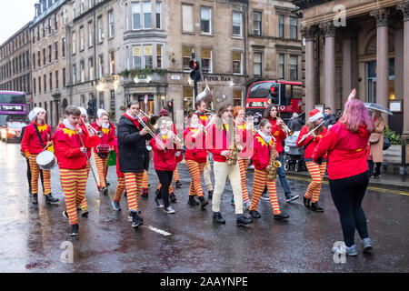 Glasgow, Ecosse, Royaume-Uni. 24 novembre, 2019. Le style de Noël annuel Mile des défilés du Carnaval dans les rues de la ville à partir de la rue Argyle de George Square. Artistes festif, musiciens et danseurs en costumes de divertir la foule. Credit : Skully/Alamy Live News Banque D'Images