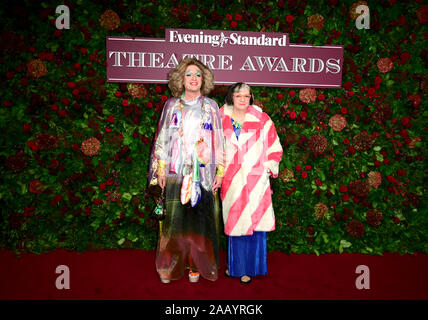 Grayson Perry (à gauche) et Philippa Perry participant à la 65e Evening Standard Theatre Awards à eu lieu au London Coliseum, Londres. Banque D'Images