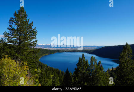 Rencontre en bleu vert cet été tourné d'un lac de montagne dans le magnifique Grand Tetons National Park. Banque D'Images