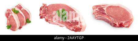Tranches de viande de porc cru isolé sur fond blanc. Vue d'en haut. Mise à plat. Définir ou de collection Banque D'Images