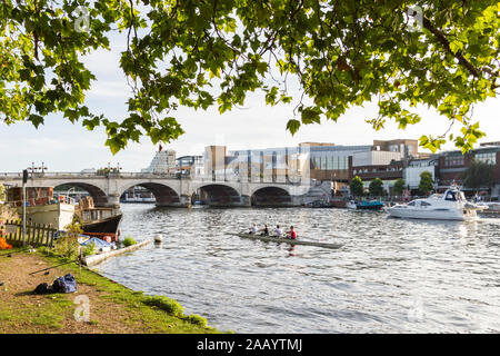 Kingston Upon Thames avec la rivière au premier plan utilisée par les rameurs et bateaux à moteur Banque D'Images