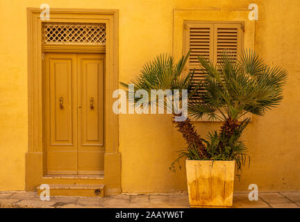 Belles fenêtres et portes dans la rue de l'ancienne ville de Mdina, Malte Banque D'Images