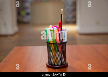 Boîte pour stylos et crayons . Crayons de couleur dans une trousse sur la table en bois . Crayons de couleur en noir cas . Close-Up crayons de couleur et des marqueurs dans Banque D'Images