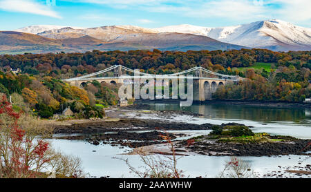 Le pont suspendu de Menai, traversant le détroit de Menai, reliant avec d'Anglesey Gwynedd, dans le Nord du Pays de Galles. Prise en novembre 2019. Banque D'Images