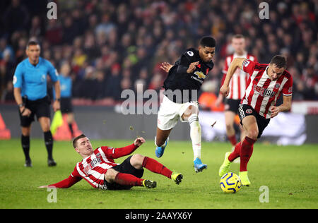 Manchester United, Marcus Rashford batailles pour la balle avec Sheffield United's John Fleck (à gauche) et Phil Jagielka (à droite) au cours de la Premier League match à Bramall Lane, Sheffield. Banque D'Images