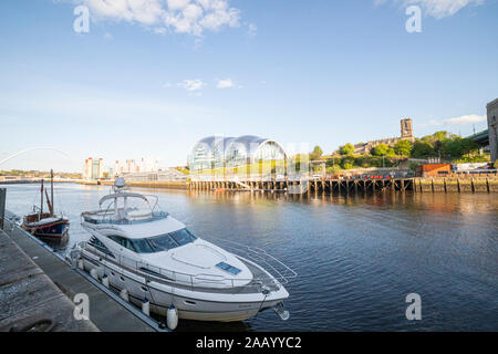 Newcastle UK - 12 mai 2019 : Newcastle Quayside avec bateaux amarrés sur une journée ensoleillée avec un ciel bleu et nuages duveteux. Sage Gateshead en arrière-plan Banque D'Images