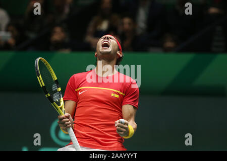 Madrid, Espagne. 22 Nov, 2019. Le joueur de tennis Rafael Nadal célèbre pendant la match de double avec Feliciano Lopez contre Neal Skupski et Jamie Murray à partir de la Grande-Bretagne, pour les demi-finales de Coupe Davis, à Madrid, Espagne, novembre 23h., 2019. Credit : Crédit : De Luca Cézaro Cezaro De Luca/dpa/Alamy Live News Banque D'Images