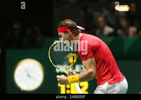 Madrid, Espagne. 22 Nov, 2019. Le joueur de tennis Rafael Nadal célèbre pendant la match de double avec Feliciano Lopez contre Neal Skupski et Jamie Murray à partir de la Grande-Bretagne, pour les demi-finales de Coupe Davis, à Madrid, Espagne, novembre 23h., 2019. Credit : Crédit : De Luca Cézaro Cezaro De Luca/dpa/Alamy Live News Banque D'Images