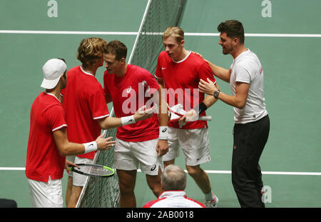Madrid, Espagne. 19 Nov, 2019. Le joueur de tennis Karen Khachanov (à gauche) et Andreï Roublev ((1er. à gauche) de la Russie jouer contre Vasek Pospisil (1st. à droite) et Denis Shapovalov (à droite) et le capitaine Frank Dancevic en provenance du Canada pour les demi-finales de Coupe Davis, à Madrid, Espagne, le 23, novembre 2019. Credit : Crédit : De Luca Cézaro Cezaro De Luca/dpa/Alamy Live News Banque D'Images
