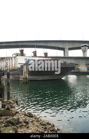 Vue sur le Tilbury Cement Barge et le swing-span Spokane Street Bridge à West Seattle. L'État de Washington. Banque D'Images