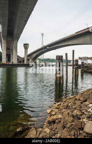 Vue de l'ouest du pont de Seattle (Jeanette Williams Memorial Bridge) avec tour de travailler le swing-span Spokane Street Bridge dans l'État de Washington. Banque D'Images