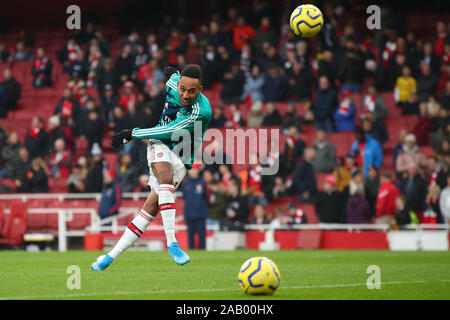 Londres, Royaume-Uni, le 23 novembre. Pierre-Emerick Aubameyang avant d'Arsenal chauffe lors Premier League anglaise entre Arsenal et Southampto Banque D'Images