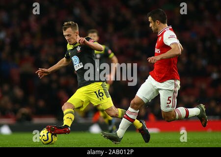 Londres, Royaume-Uni, le 23 novembre. Le milieu de terrain de Southampton et Ward-Prowse James du défenseur d'Arsenal Hotel Papastathopoulos au cours anglais Premi Banque D'Images