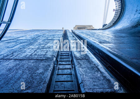 Vue vers le ciel à l'intérieur de la très profonde écluse du Barragem do Carrapatelo sur la rivière Douro au Portugal Banque D'Images