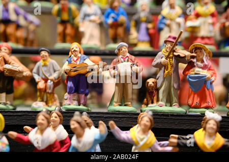 Grand écran de figurines Santon à vendre dans un marché stand au marché de Noël de Strasbourg Banque D'Images