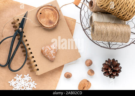 Emballage cadeau aucun déchet. Ordinateur portable écologique, papier recyclé, papier d'emballage, cordes naturelles. Les dons écologiques. Banque D'Images