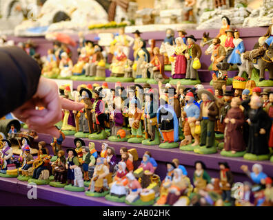 Finger pointing at Large affichage des figurines Santon en vente dans un kiosque du marché montrant que l'on qu'ils veulent à la Marché de Noël de Strasbourg Banque D'Images